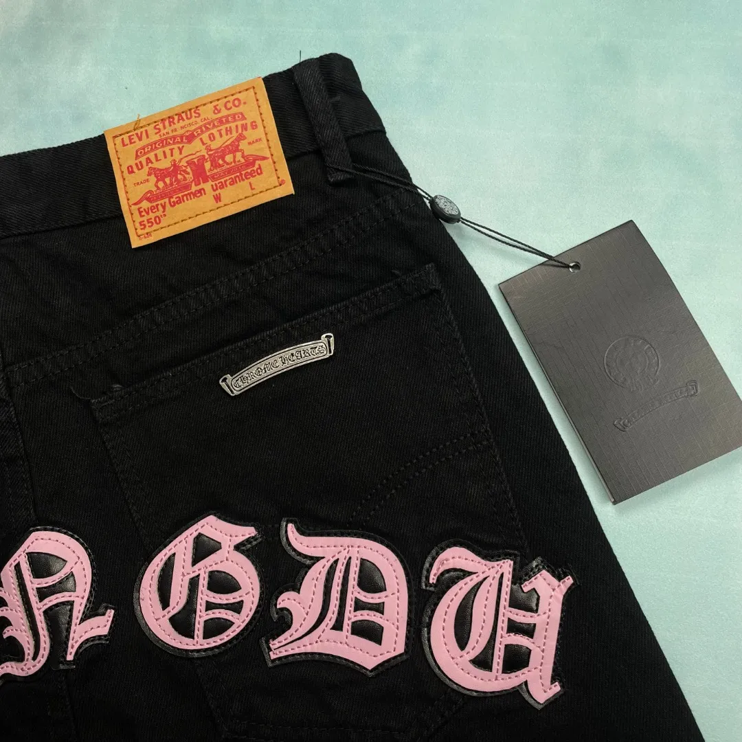 🅿️290 🔘Style No.-KL139 🔘Cro Heart 𝐂𝐡𝐫𝐨𝐦𝐞 𝐇𝐞𝐚𝐫𝐭 CH City Limited Series Sanskrit Cross Patch Leather Jeans [Black Pink]* Black Pink Color - Hong Kong Exclusive Fashion players, Cro Heart Hong Kong City Limited Jeans are now available!  It is a collage of virgin red denim and pink and purple cow tire leather. The unique color scheme is like the intertwining of vitality and romance in Hong Kong. The three-dimensional letters between the hips seem to tell the story of the city. Customized hardware, thick three-dimensional cross stamens, and hand-cut leather washers make the details full of luxury.  Handcrafted and made of environmentally friendly materials, comfort and quality coexist. Owning it is not only an outfit, but also a status symbol. Globally limited edition, don’t miss it.  Size: S M L XL (28.30.32.34) Color: black with black, black with blue, black with pink